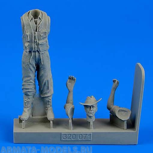 

320071AERO Royal Australian Air Force Fighter Pilot WWII 1/32