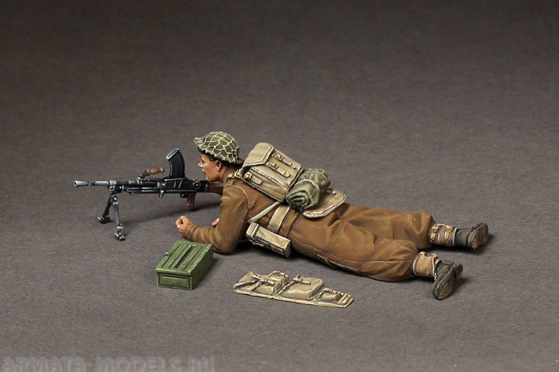 

35137SOGA Machine gunner British infantry at rest.