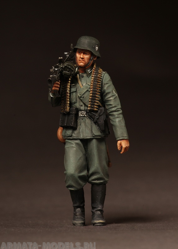 

3532SOGA The German machine gunner on march.