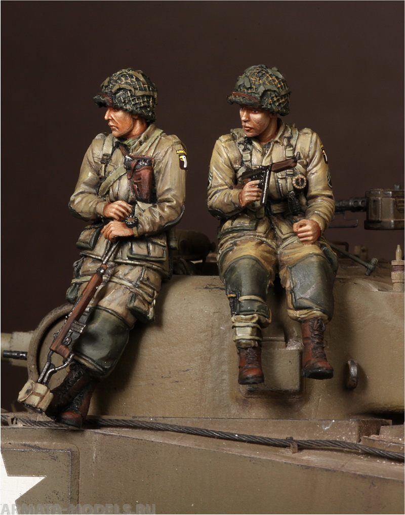 

3603SOGA 1 Lieutenant and sergeant 101st Airborne Division on Sherman.