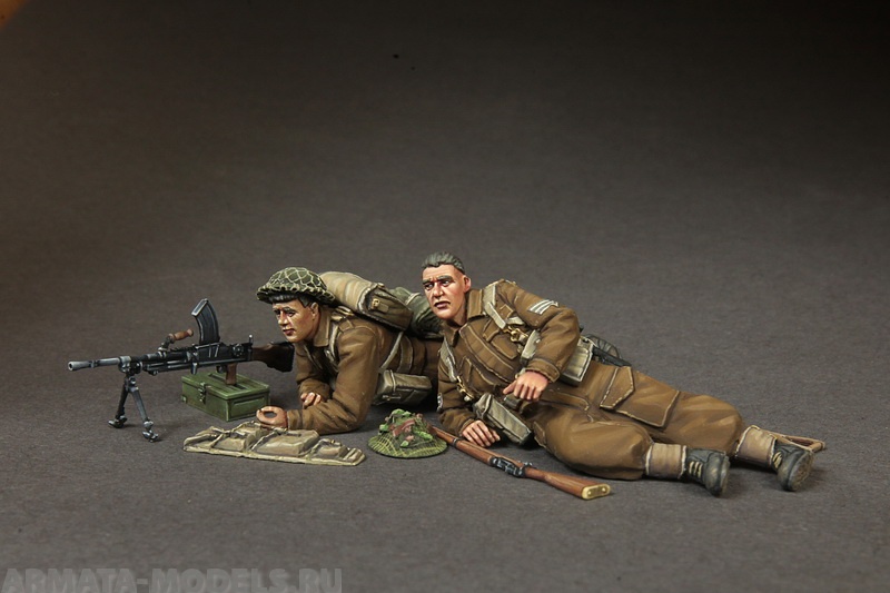 

3618SOGA Sergeant and Machine gunner British infantry at rest.