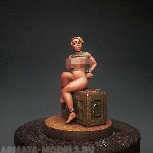 BV-vg-19 Игровая миниатюраchained girl sitting on ammo box прикованная девушка