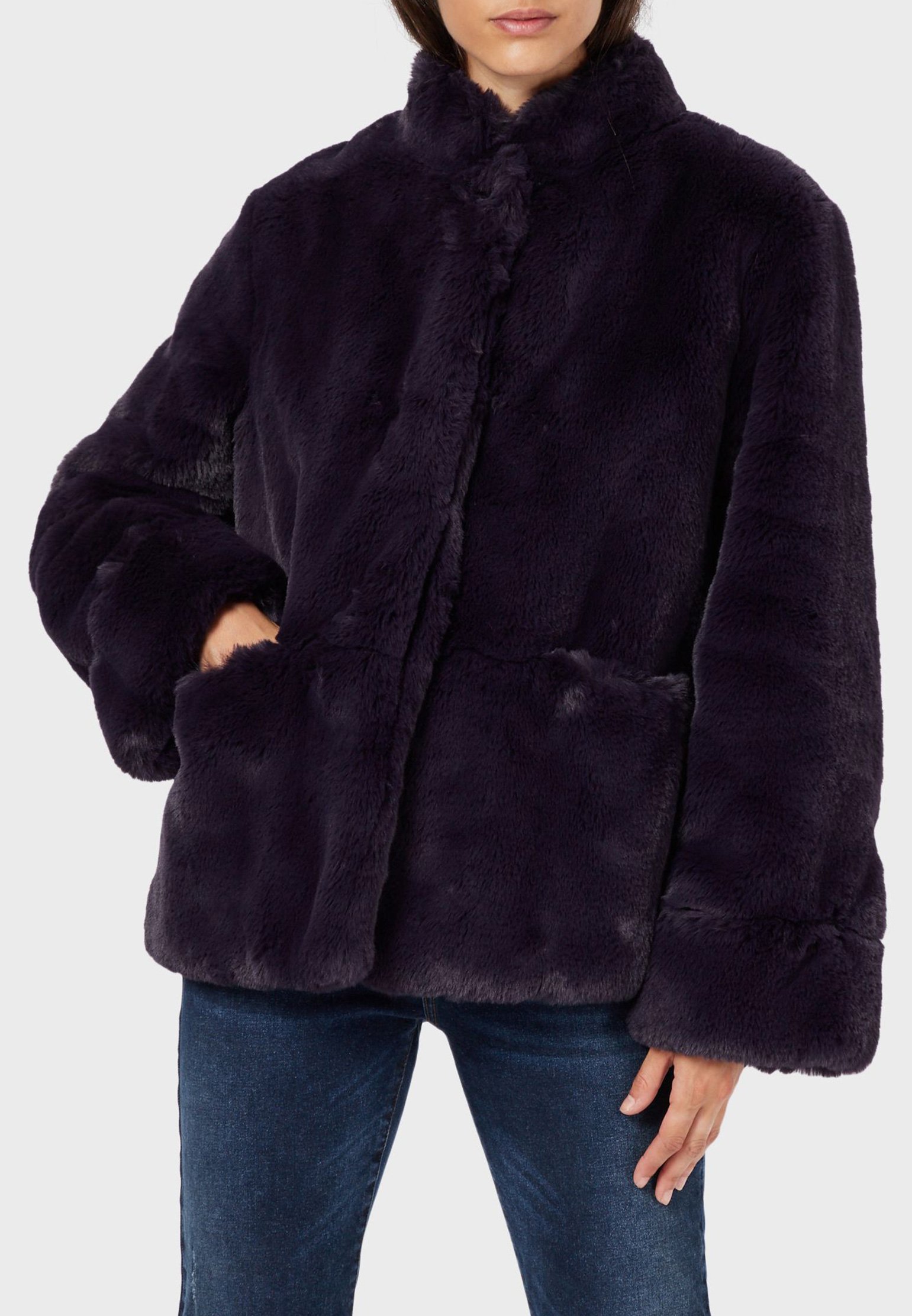 

Дубленка женская Emporio Armani 110725 фиолетовая 40 IT, 110725