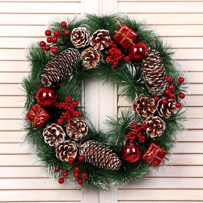 

Венок новогодний d-40 см "Зимние шишки с подарками"