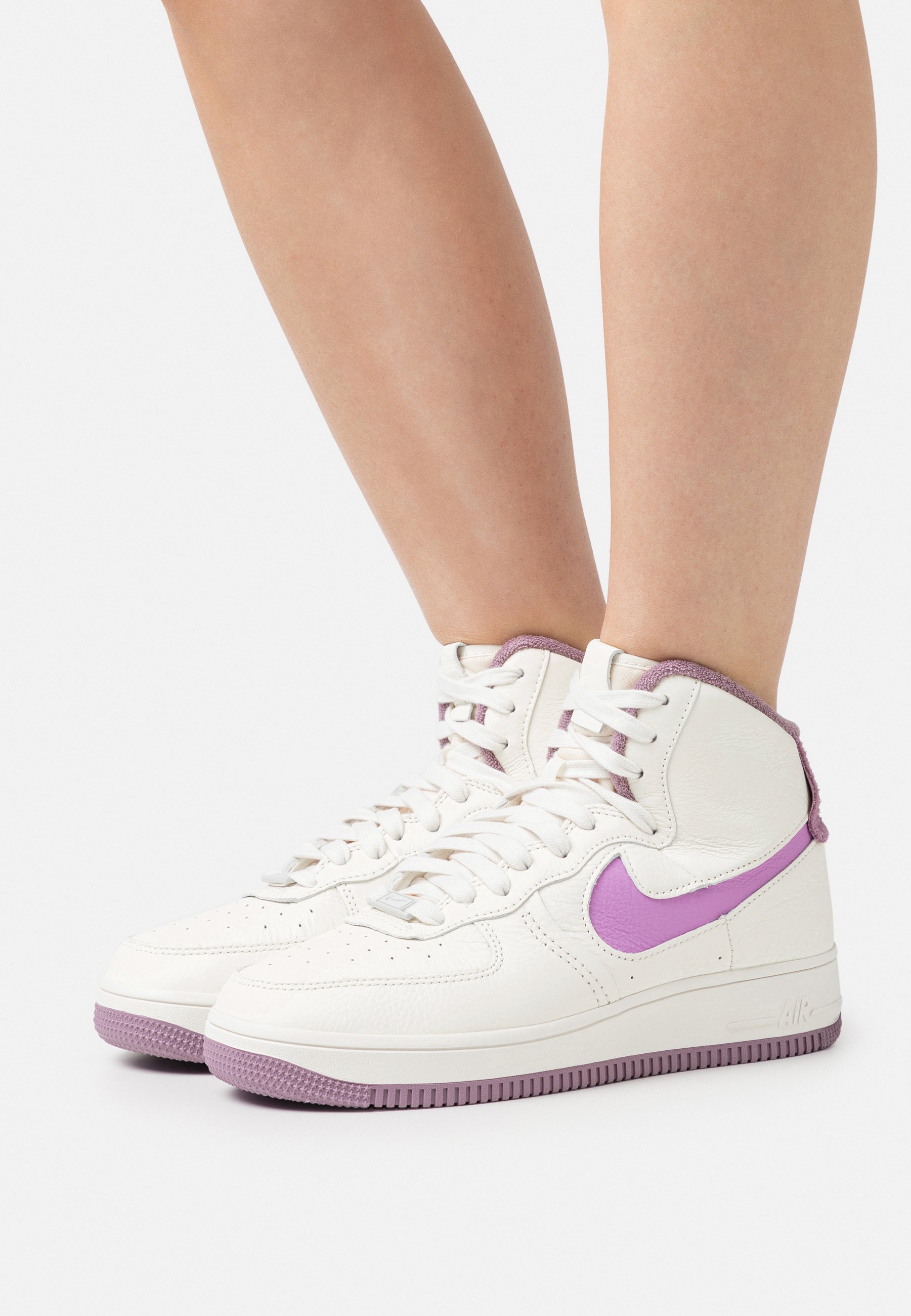 

Кеды женские Nike Sportswear Af1 Sculpt белые 36.5 EU (доставка из-за рубежа), Белый, Af1 Sculpt