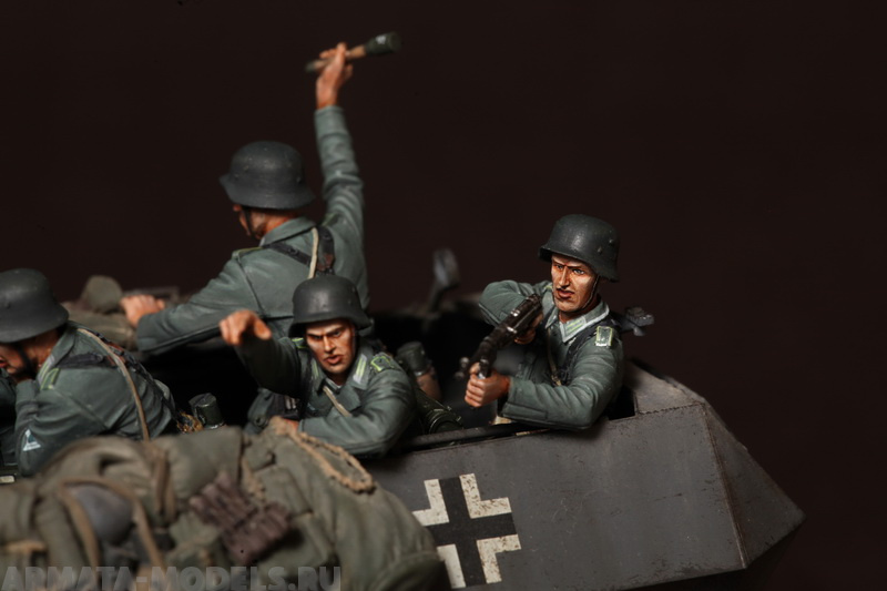 

SOGA-4 German Panzergrenadiers in battle. WW II