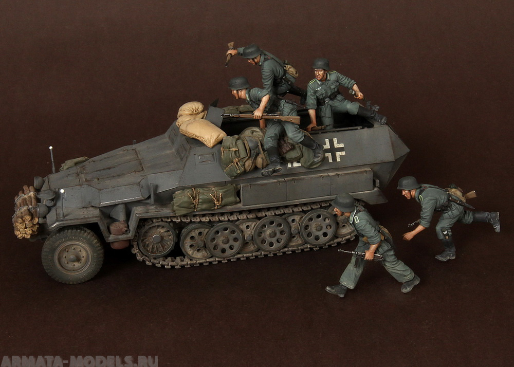 

SOGA-9 German Panzergrenadiers in battle. WW II
