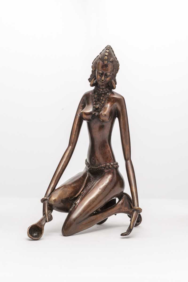 Бронзовая статуэтка Девушка - Дикарка с черпаком у источника