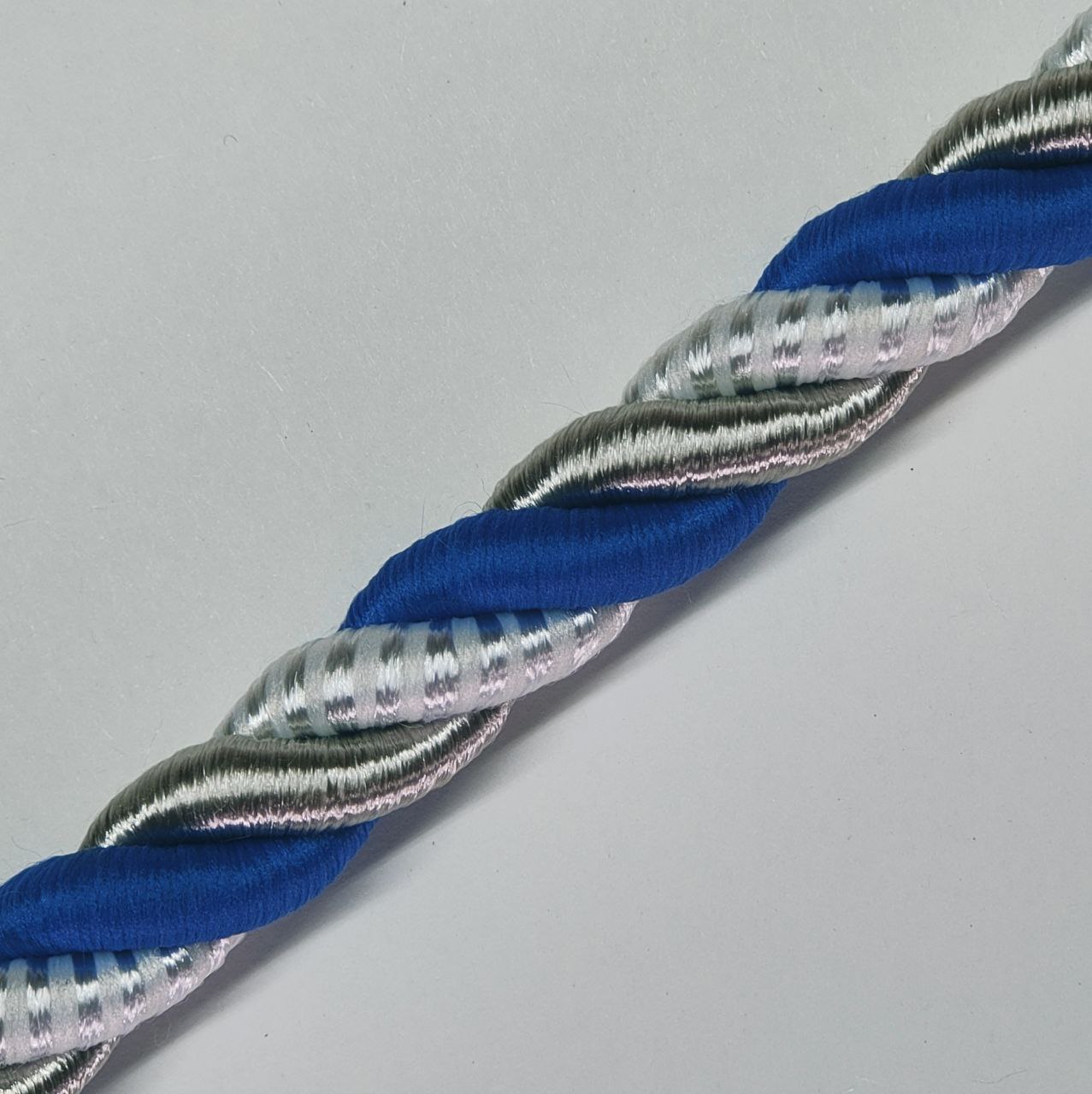 

Шнур декоративный idealtex 15Ш-18-0.34 , длина 18 м, диаметр 15 мм, Белый;серебристый;синий, 15ш0.34