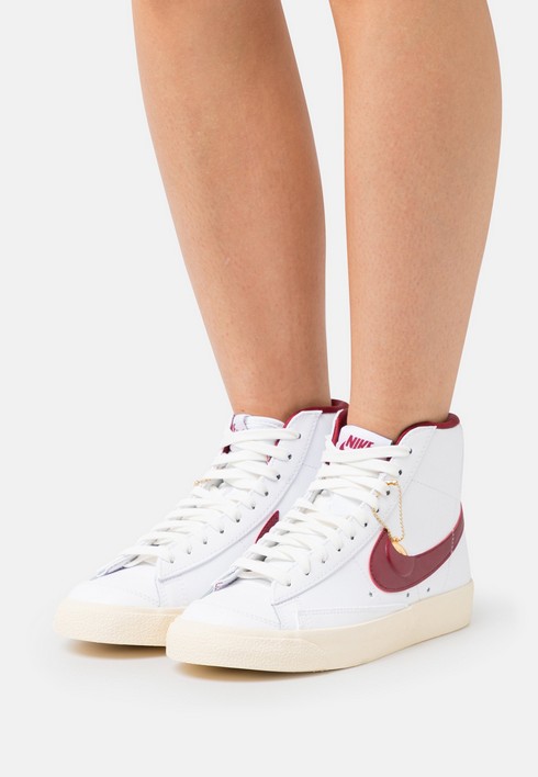 

Кеды женские Nike W Blazer Mid 77 Se белые 38.5 EU (доставка из-за рубежа), Белый, W Blazer Mid 77 Se