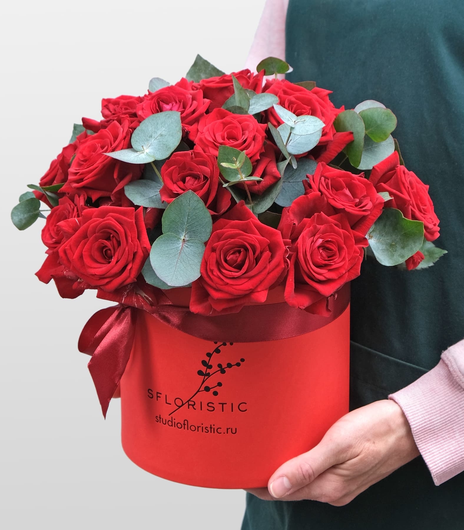 

Композиция Studio Floristic 4187 из 21 розы с эвкалиптом Диона в коробке, красный