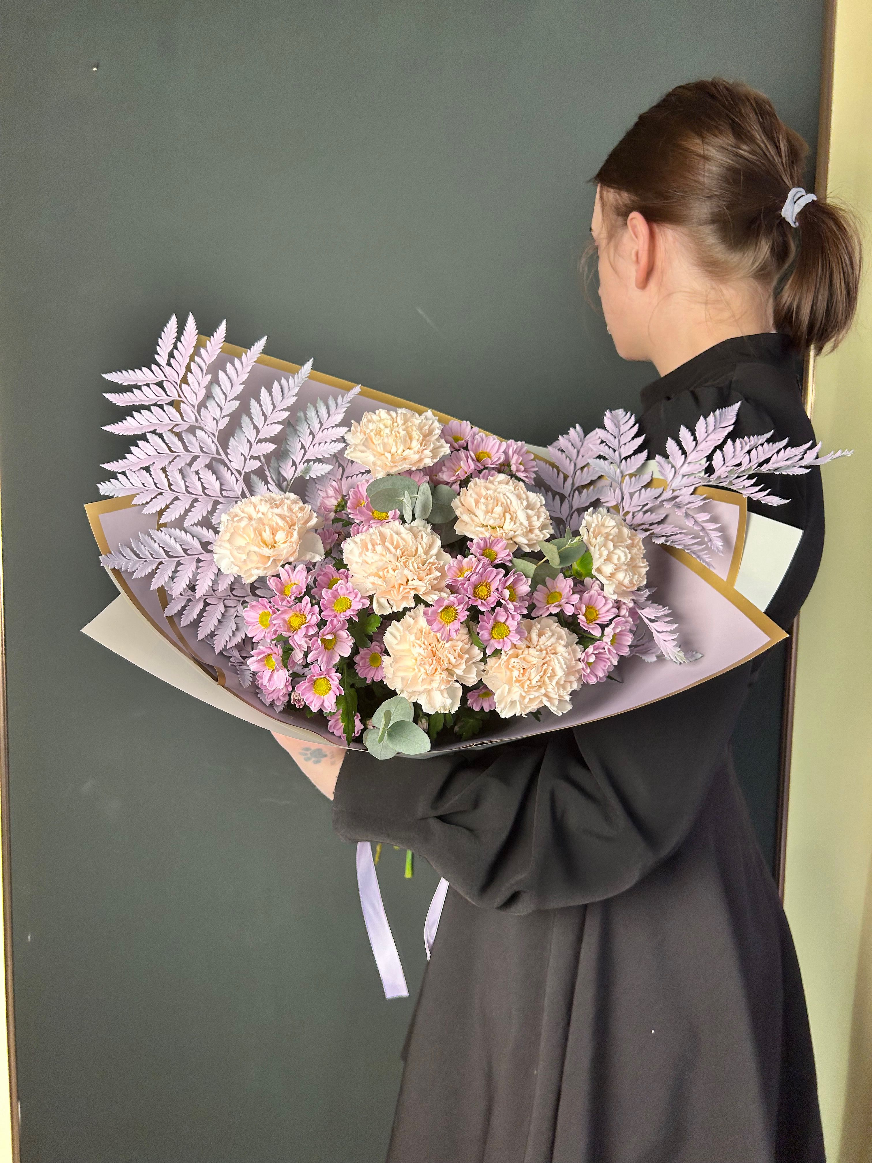 

Букет Flowers из диантусов и хризантем Лавандовый раф 04-28, из диантусов и хризантем