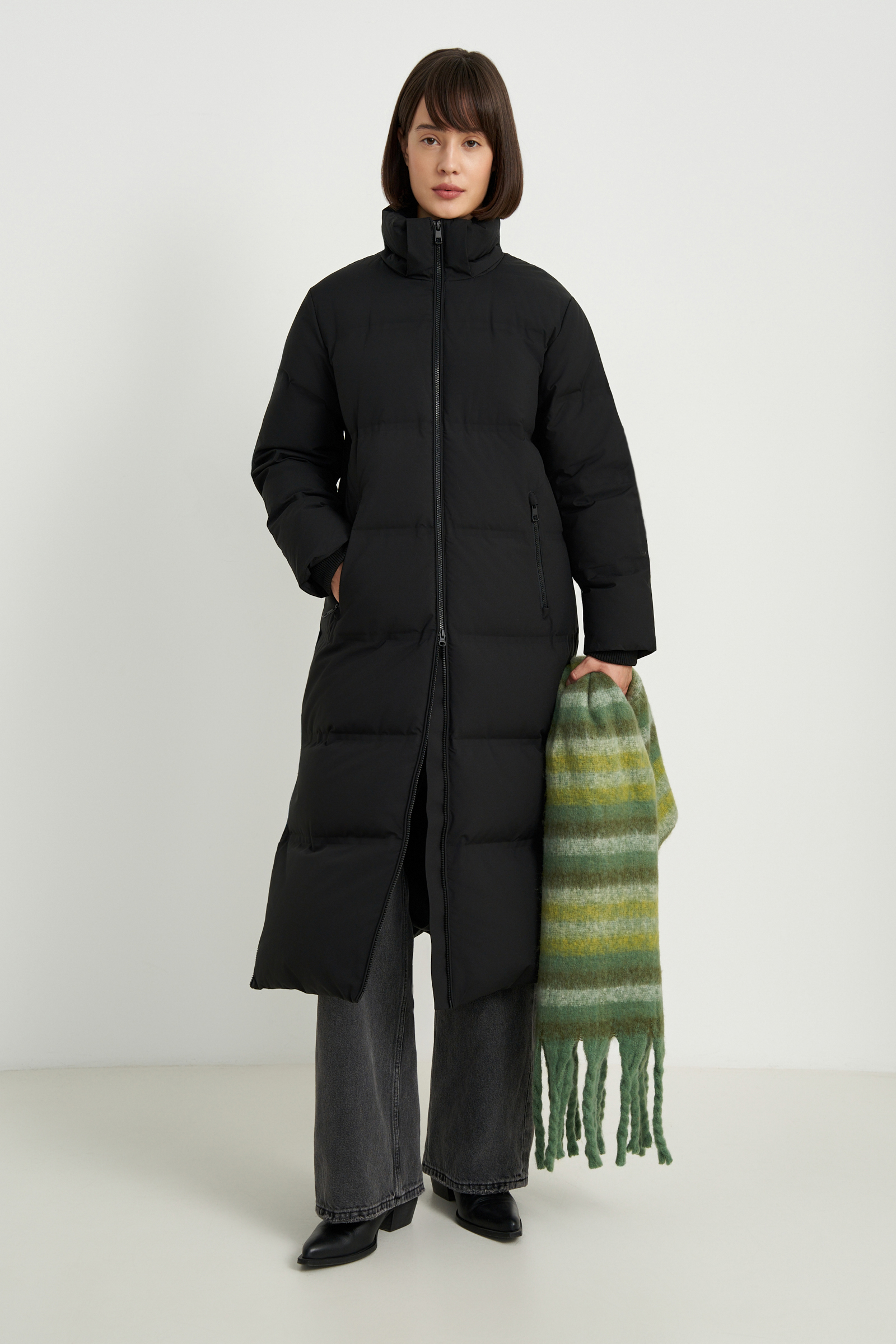 

Пуховик женский Finn Flare FWE11091 черный M, FWE11091