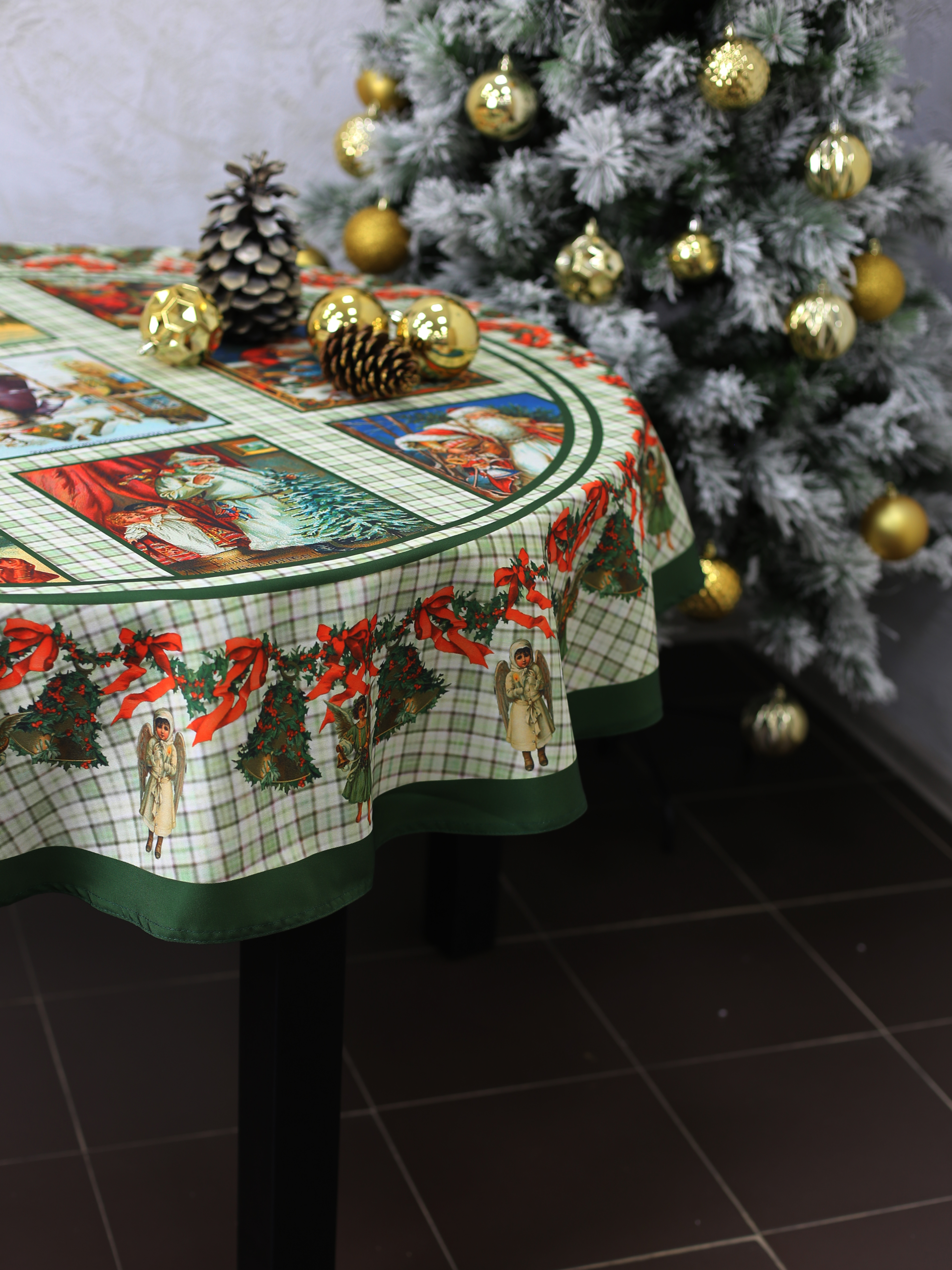 фото Скатерть новогодняя круглая дед мороз и ангелы 150 см skatertishop