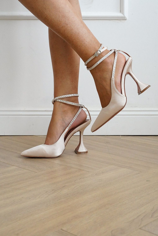 

Босоножки женские Sbalo R684 бежевые 38 RU, Бежевый, R684