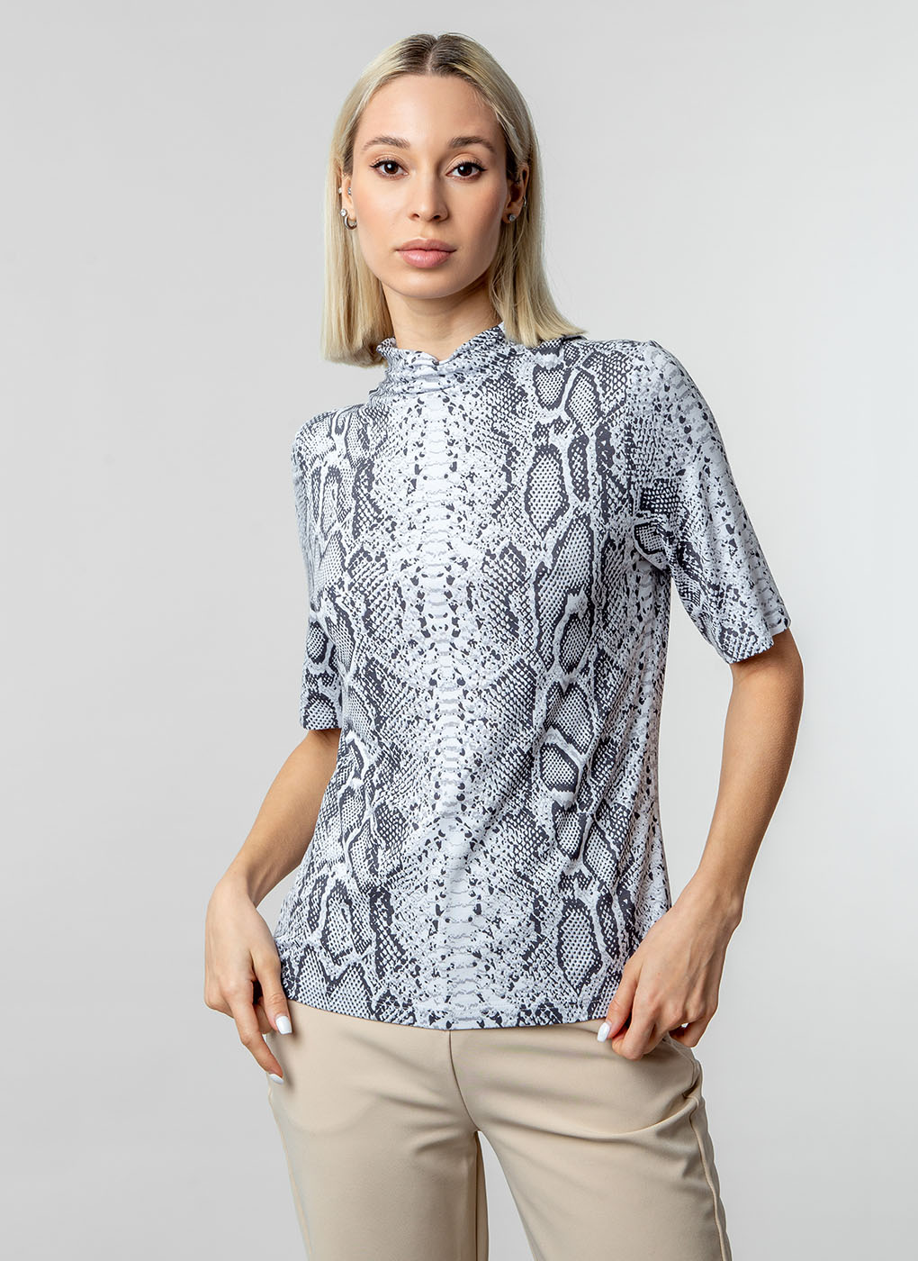 

Блуза женская Avelontailor 56128 серая 44 RU, 56128