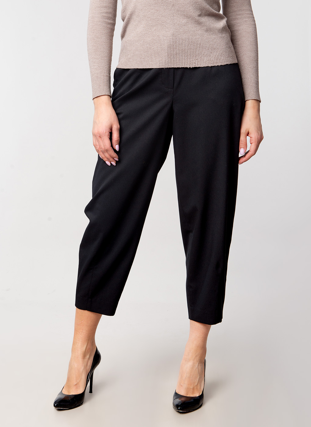 

Брюки женские Avelontailor 56134 черные 46 RU, 56134