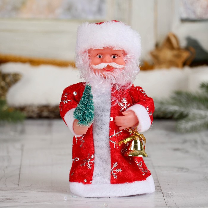 Новогодняя фигурка Зимнее волшебство Дед Мороз в длинной шубе с елкой 15х8х17 см