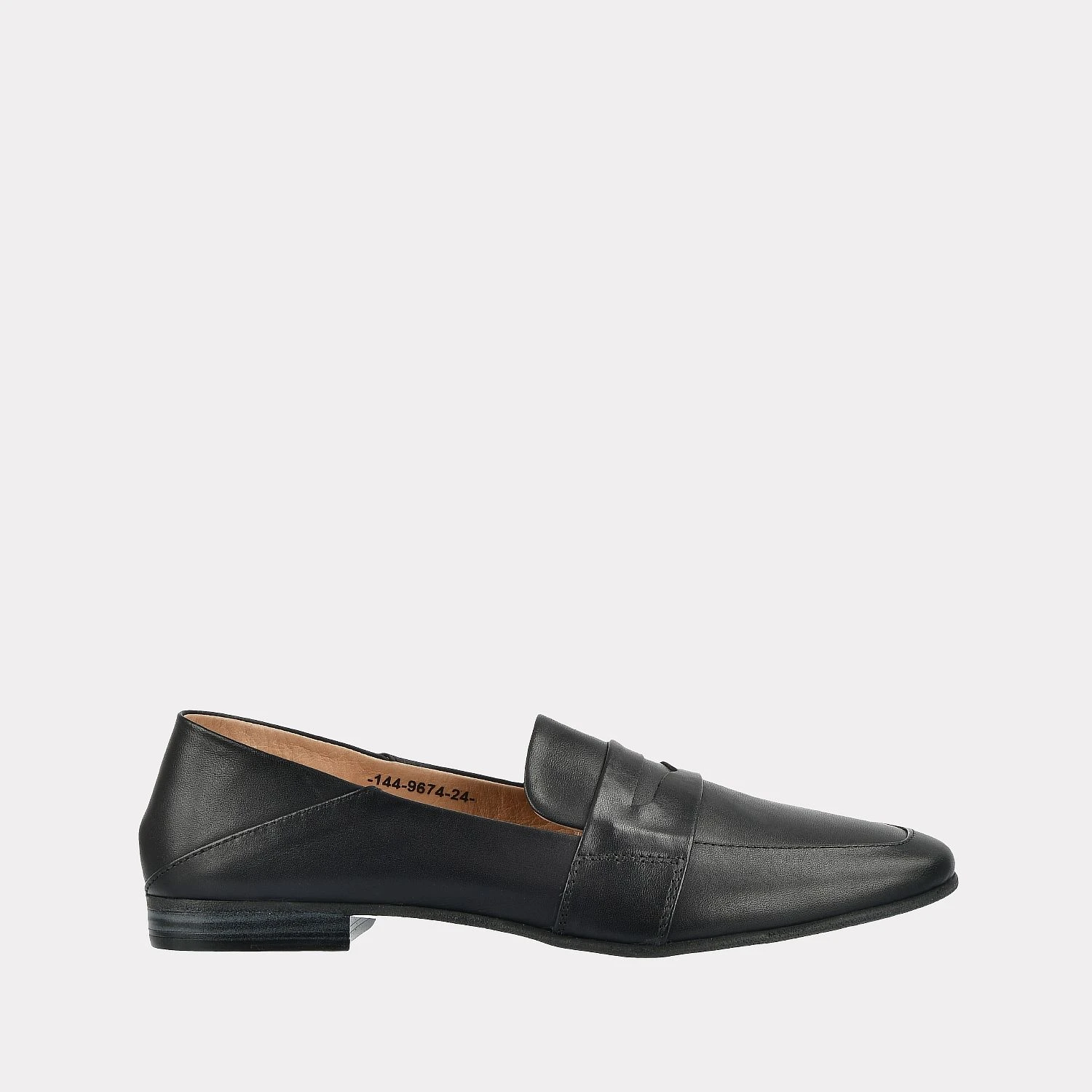 

Лоферы женские Versiya shop 9674 черные 38 RU, 9674