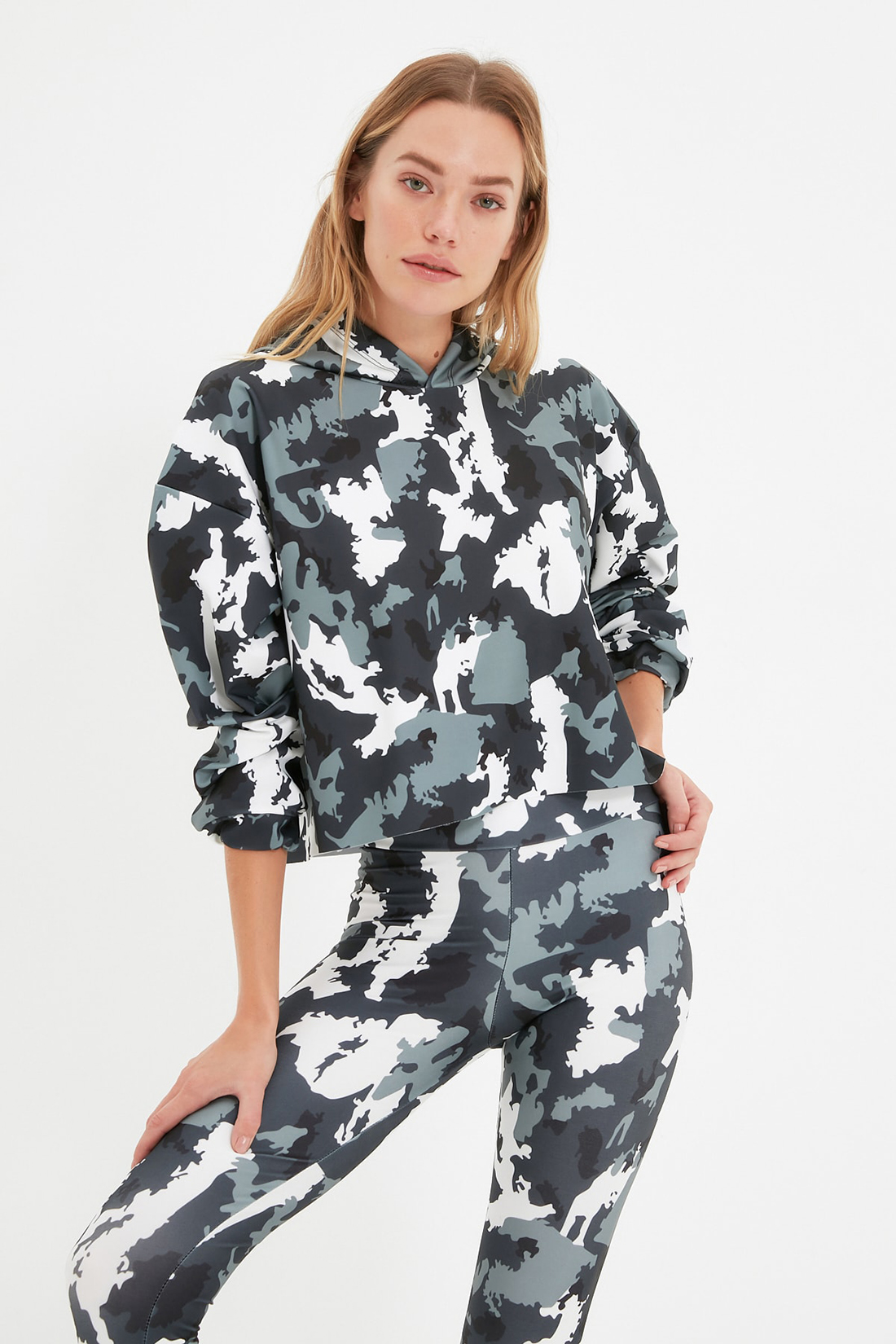 

Толстовка женская Trendyol TWOAW22SW2015 зеленая XS, TWOAW22SW2015