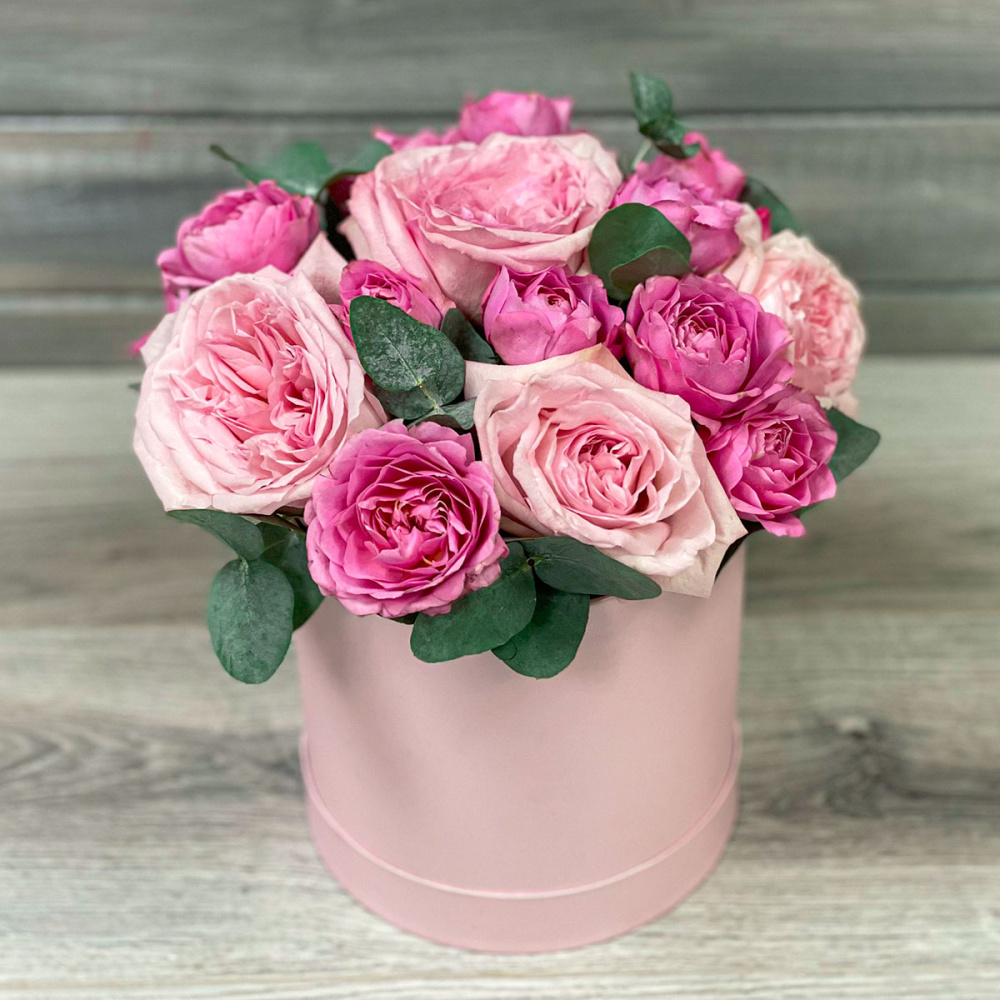 Розовые пионовидные розы в шляпной коробке Букет Маркет Монобукеты B1770