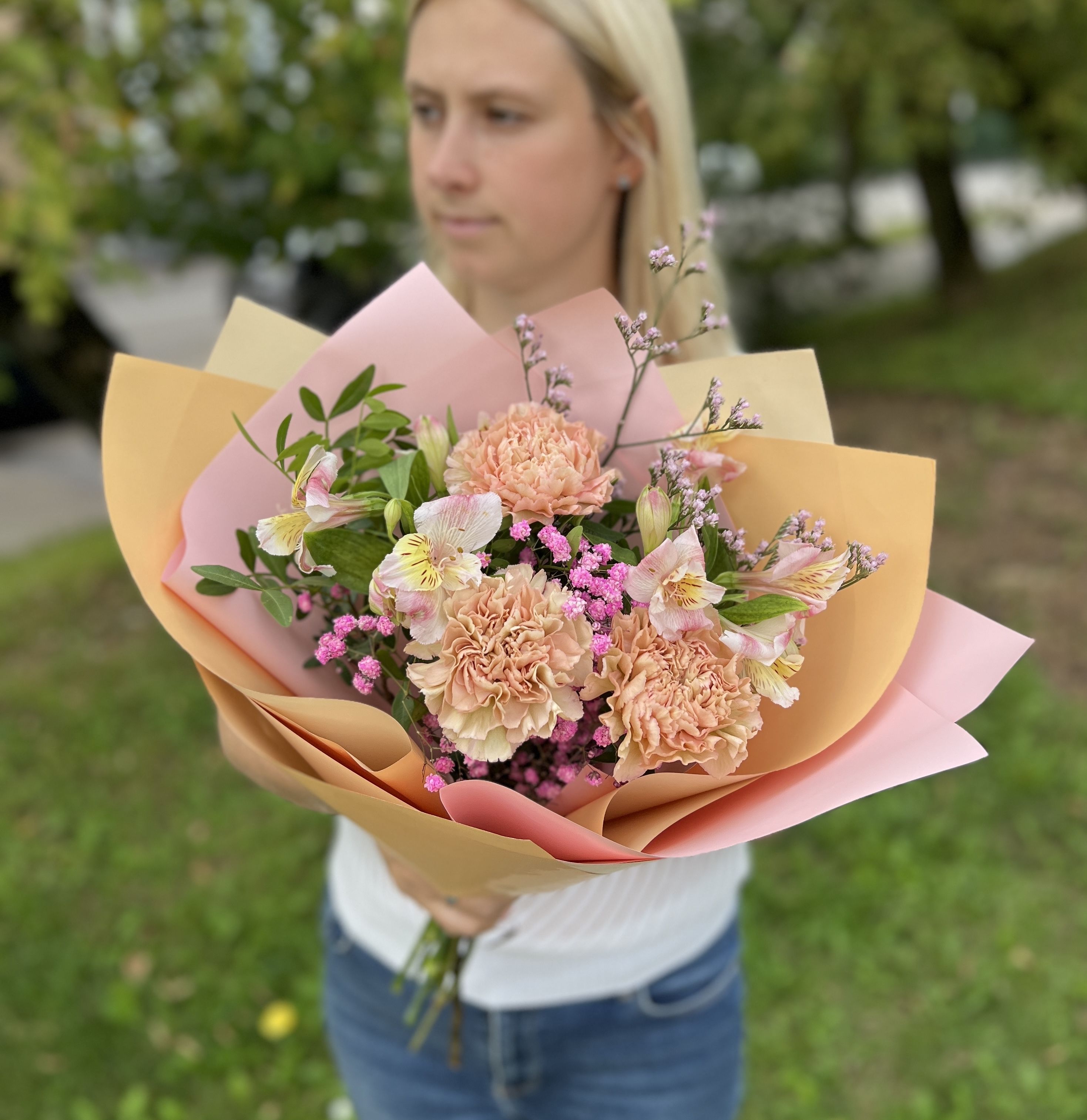 

Букет свежих цветов ОкЦветОк с альстромерией и гвоздикой, Праздничный