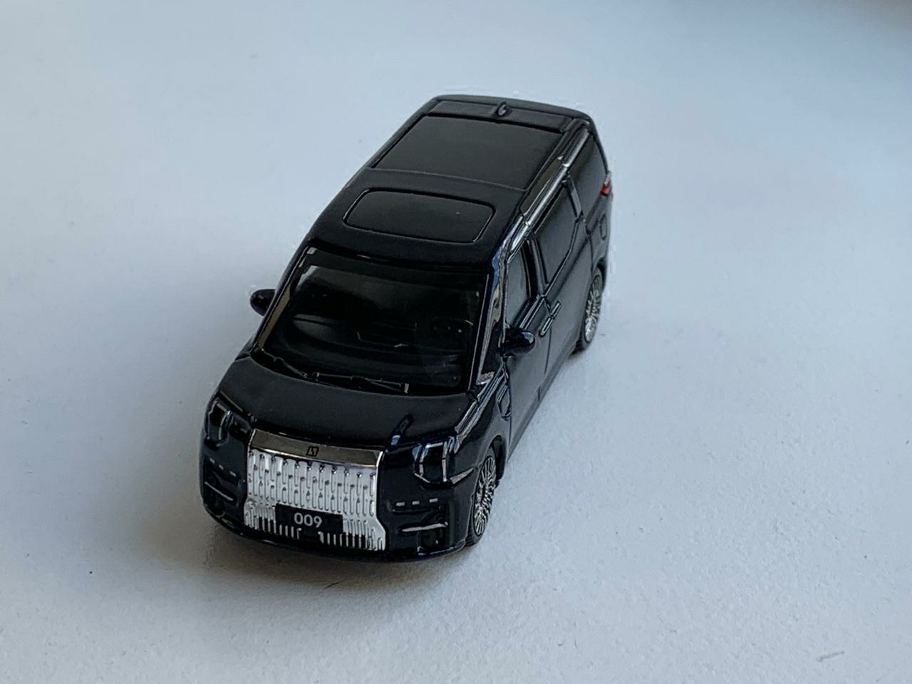 Модель автомобиля Zeekr 009, 1:64, синий