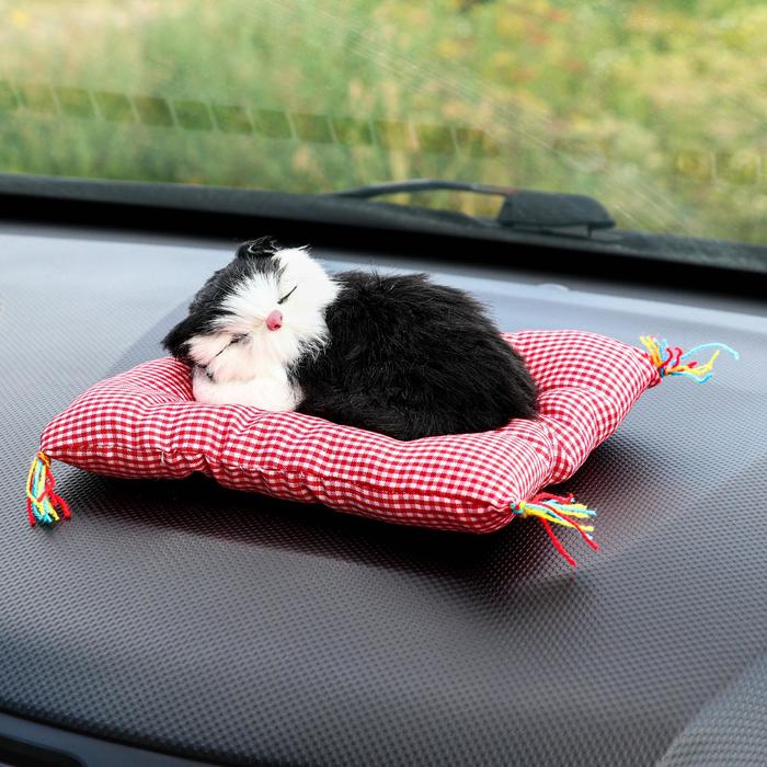

Игрушка на панель авто, кошка на подушке, черно-белый окрас