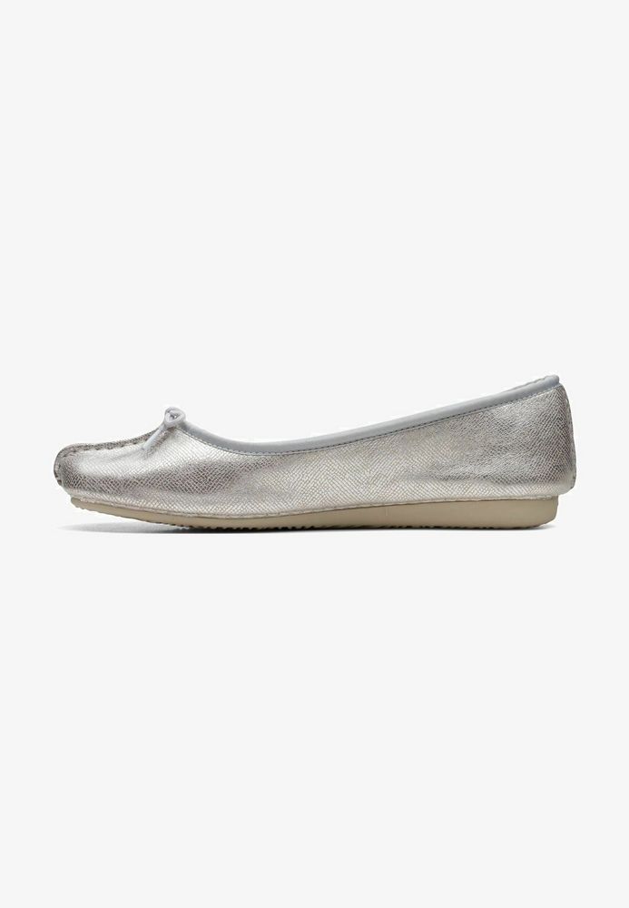 

Балетки женские Clarks CL111A0Z8 серебристые 37.5 EU, Серебристый, CL111A0Z8