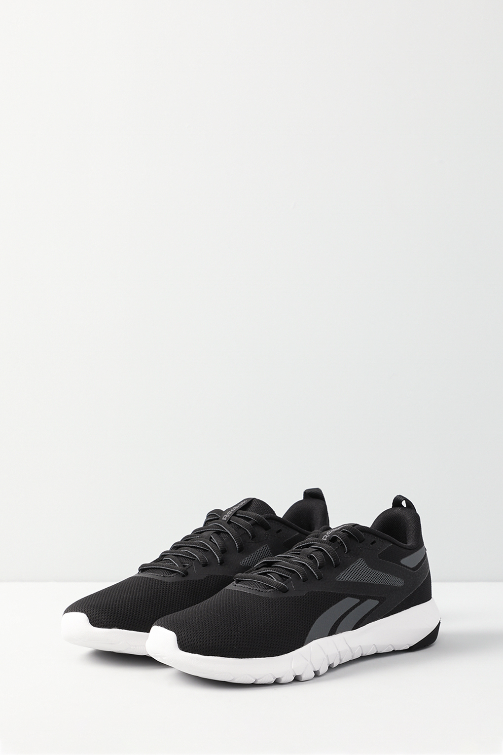 

Кроссовки женские REEBOK 100033374 черные 6 US, Черный, 100033374