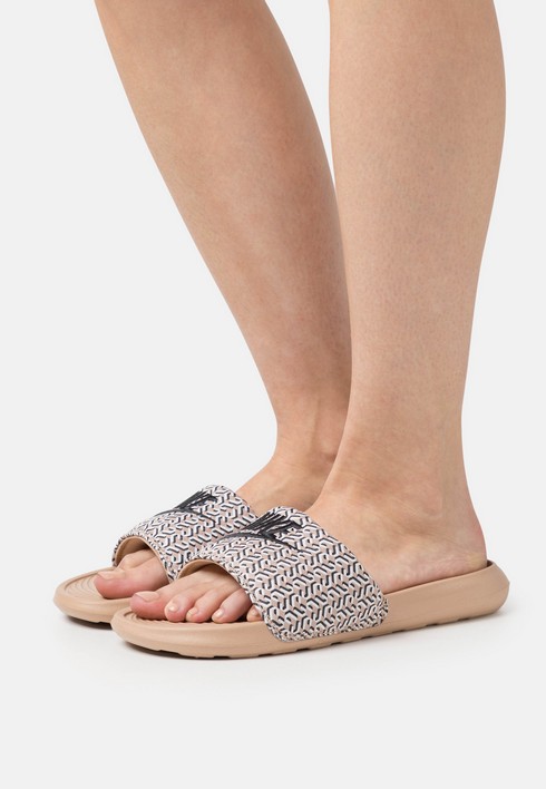 

Сланцы женские Nike W Victori One Slide бежевые 35.5 EU (доставка из-за рубежа), Бежевый, W Victori One Slide