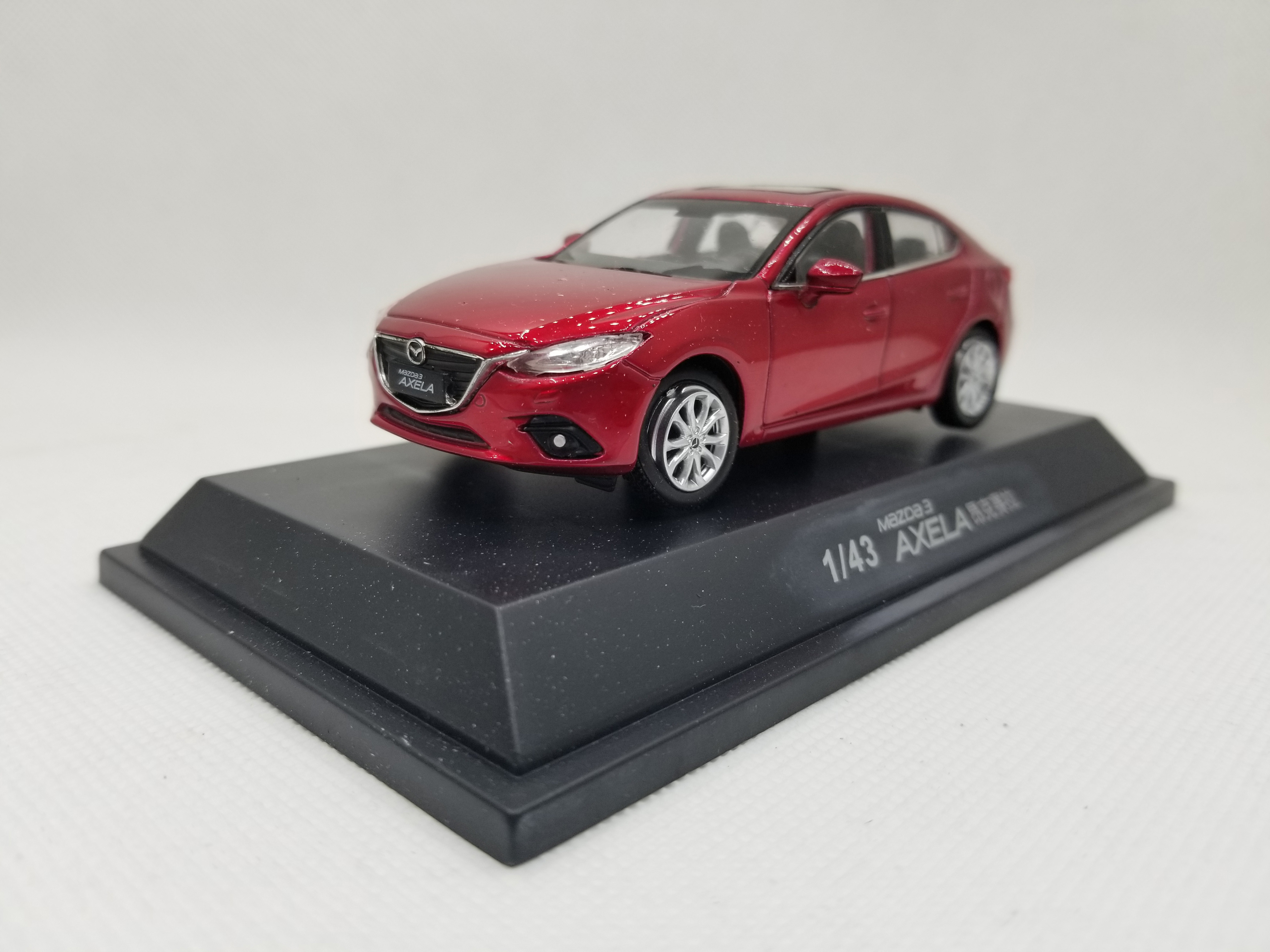 Металлическая модель Mazda 38BM99850G 1:43 седан металл