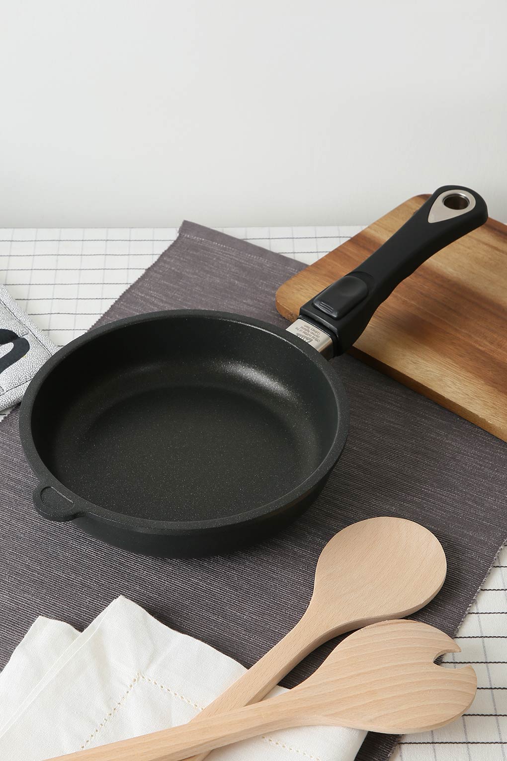 Сковорода универсальная AMT Gastroguss  Frying Pans Titan 20 см черный I-520