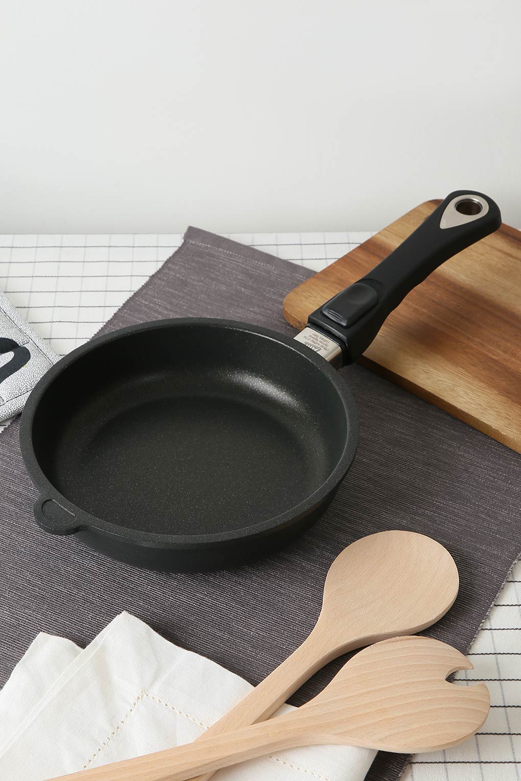 фото Сковорода универсальная amt gastroguss frying pans titan 28 см черный i-528