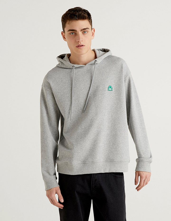 

Худи мужское United Colors of Benetton 21A_3J68J2232 серое M, 21A_3J68J2232