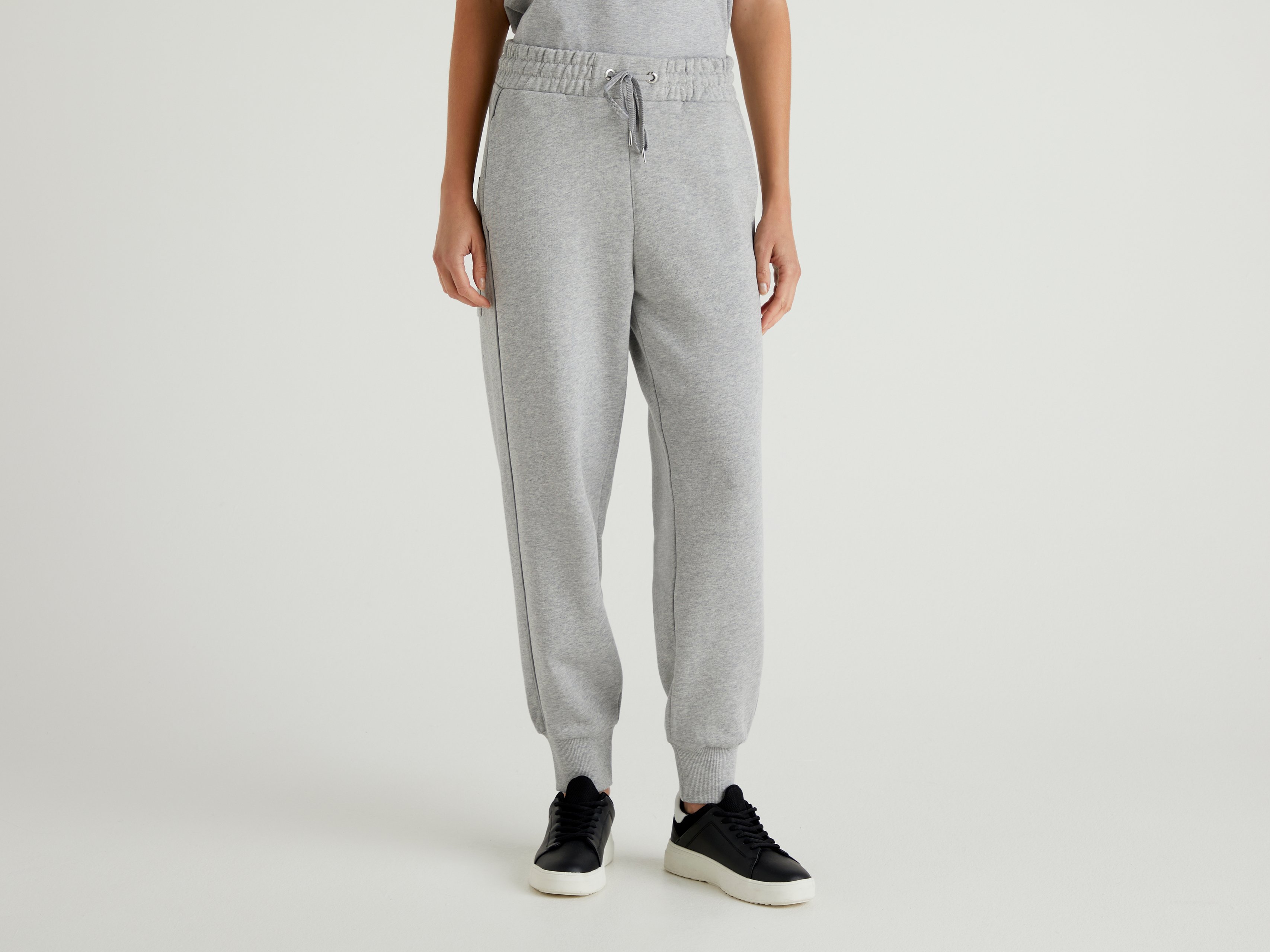 

Спортивные брюки женские United Colors of Benetton 21A_3J68P0509 серые S, 21A_3J68P0509