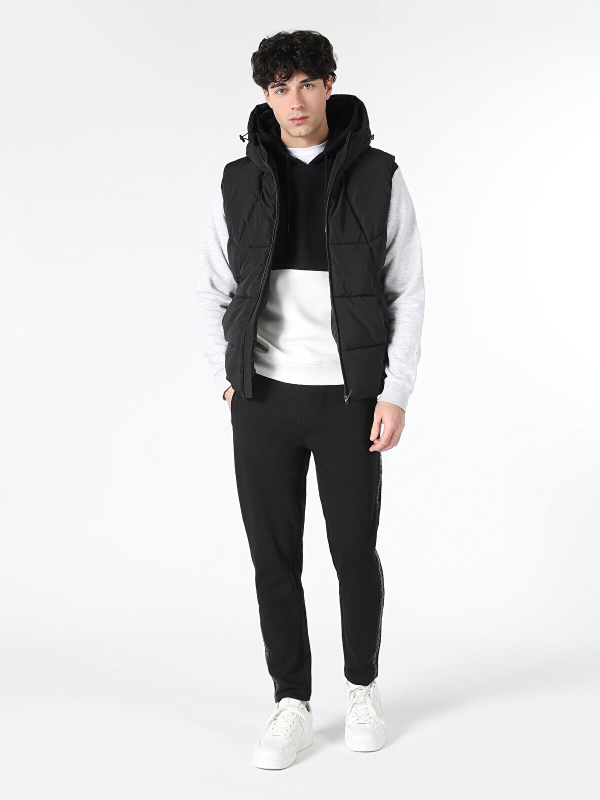 

Утепленный жилет мужской Colin's CL1062535_Q1.V1_BLK разноцветный S, CL1062535_Q1.V1_BLK