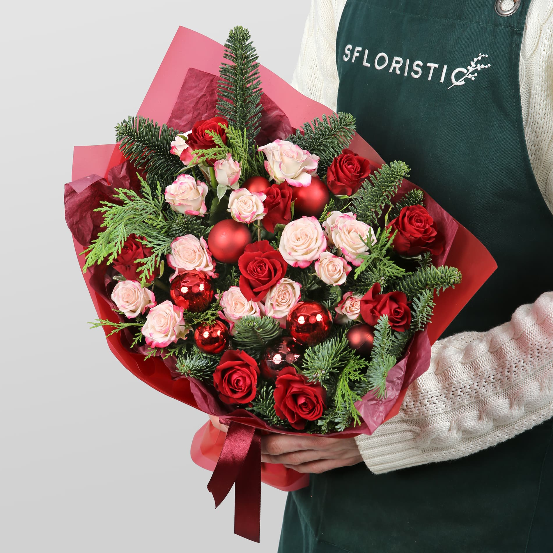 

Новогодний букет Studio Floristic из нобилиса и роз 25 шт 40 см зеленый