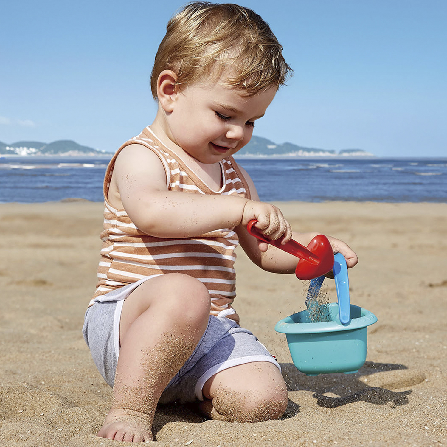 Игрушка для песка (море, песочница) - синее треугольное ведерко, совок Hape E4089_HP hape складное ведерко сумочка для пляжа рыбка