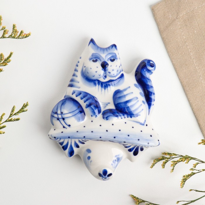 

Вешалка "Кот", гжель, фарфор, худ. роспись, авт. Исаев, 11х10 см, гжель, фарфор