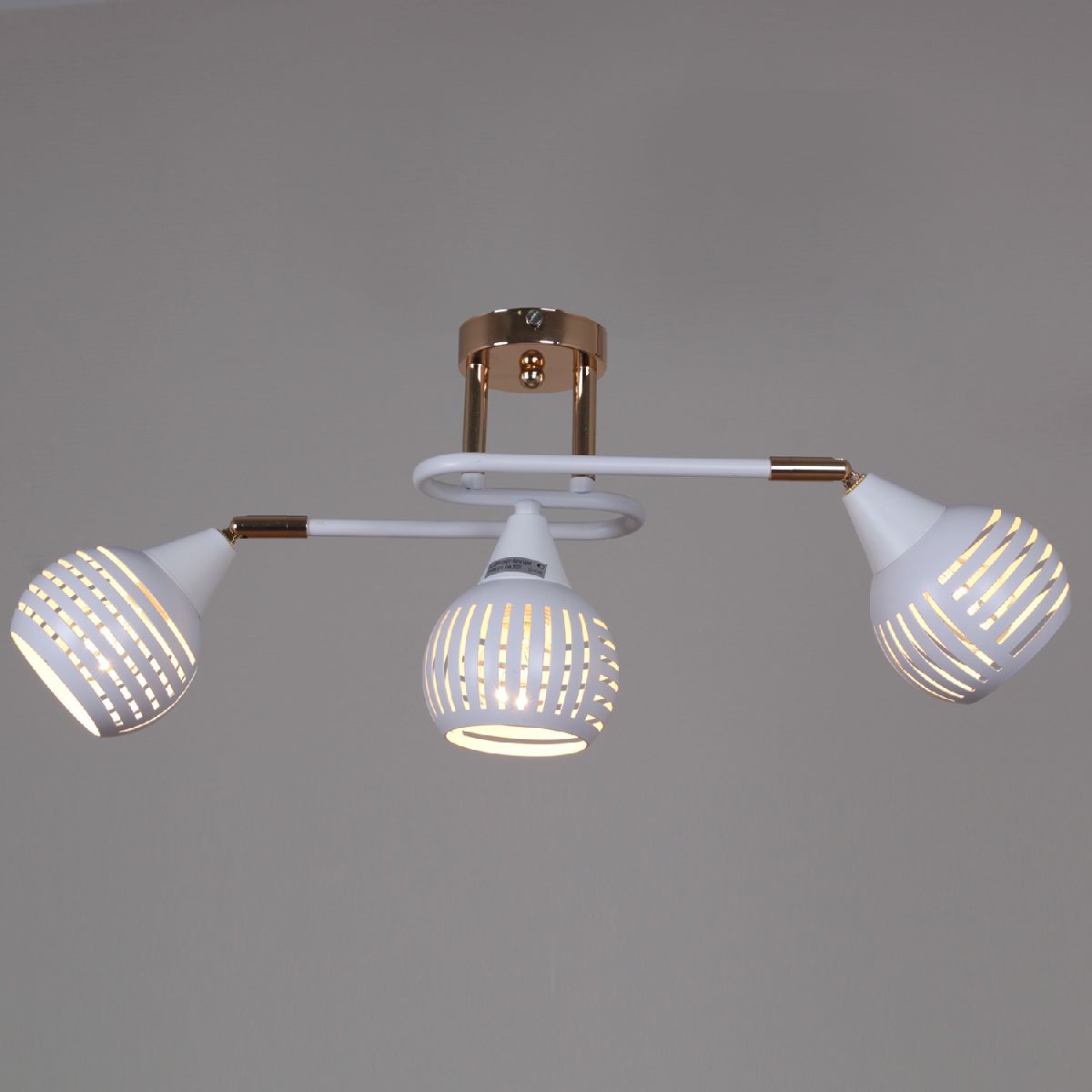 

Люстра Reluce 70059-3.3-03 FG+WH