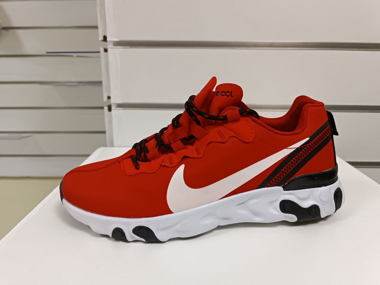 

Кроссовки унисекс Nike React красные 41 RU, Красный, React