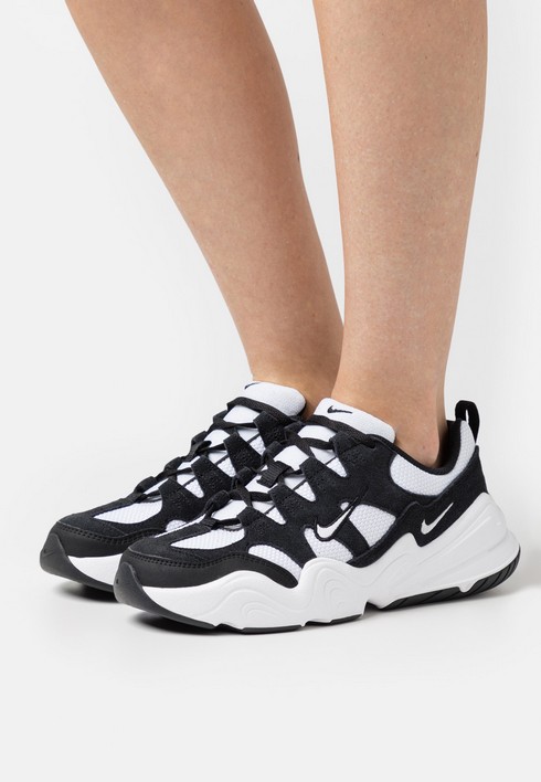 

Кроссовки женские Nike W Tech Hera черные 36 EU (доставка из-за рубежа), Черный, W Tech Hera