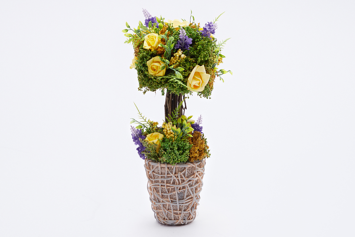 Цветочная композиция Садовые розы и лаванда в плетёной корзине Hoff