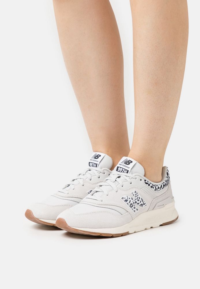 

Кроссовки женские New Balance NE211A0KE серые 37 EU, Серый, NE211A0KE