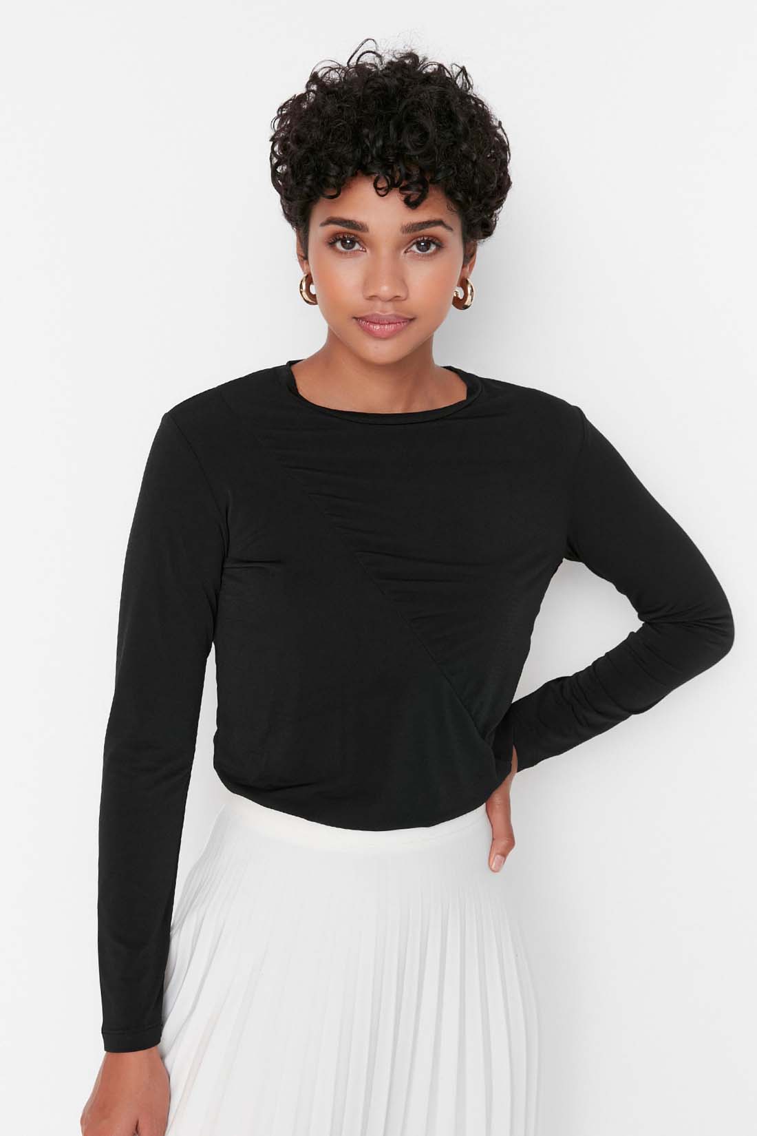 

Лонгслив женский Trendyol TCTAW23UK00017 черный 38 INT, trendyol TCTAW23UK00017