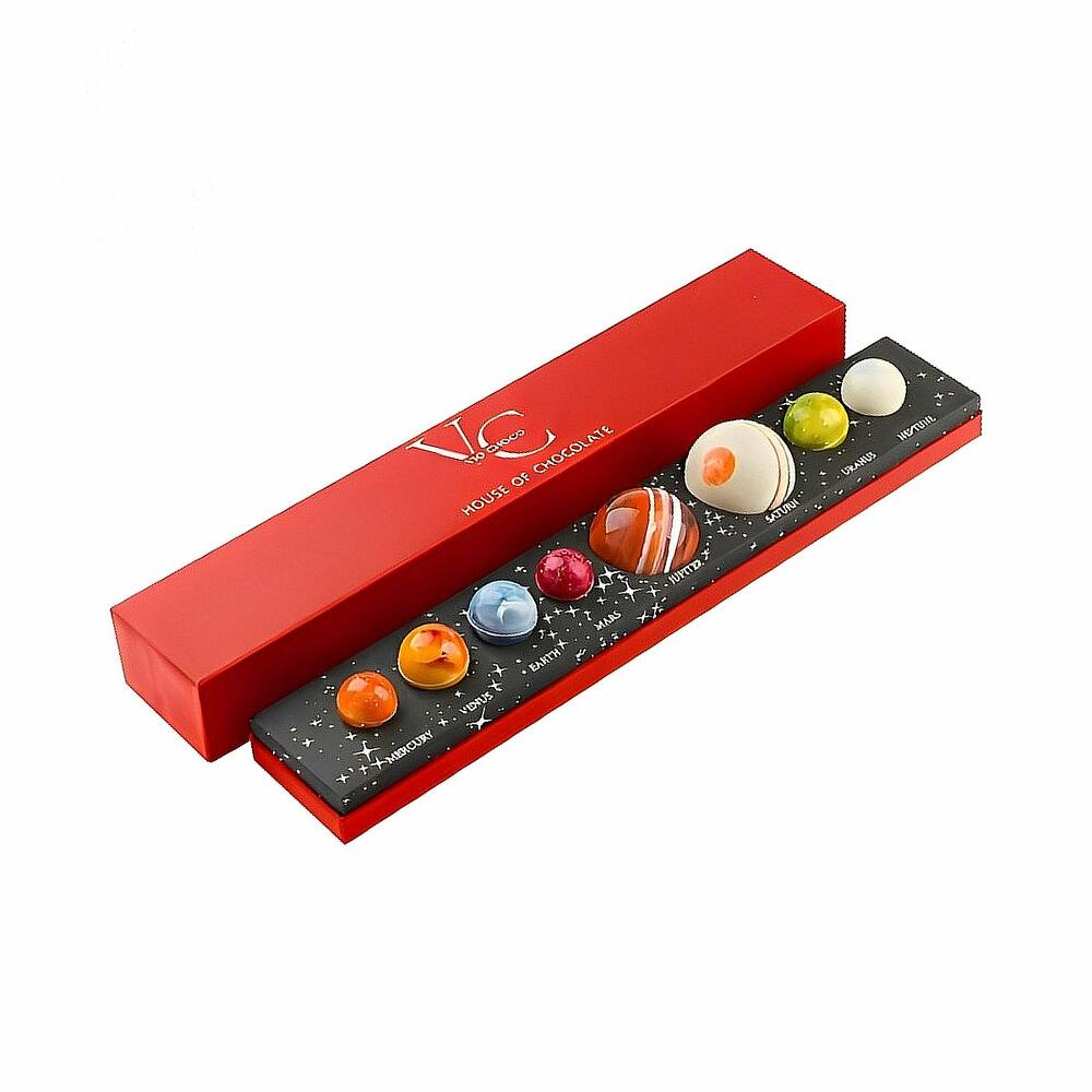 Конфеты ручной работы VioChoco Всемирное тяготение в красной коробке, 230 г