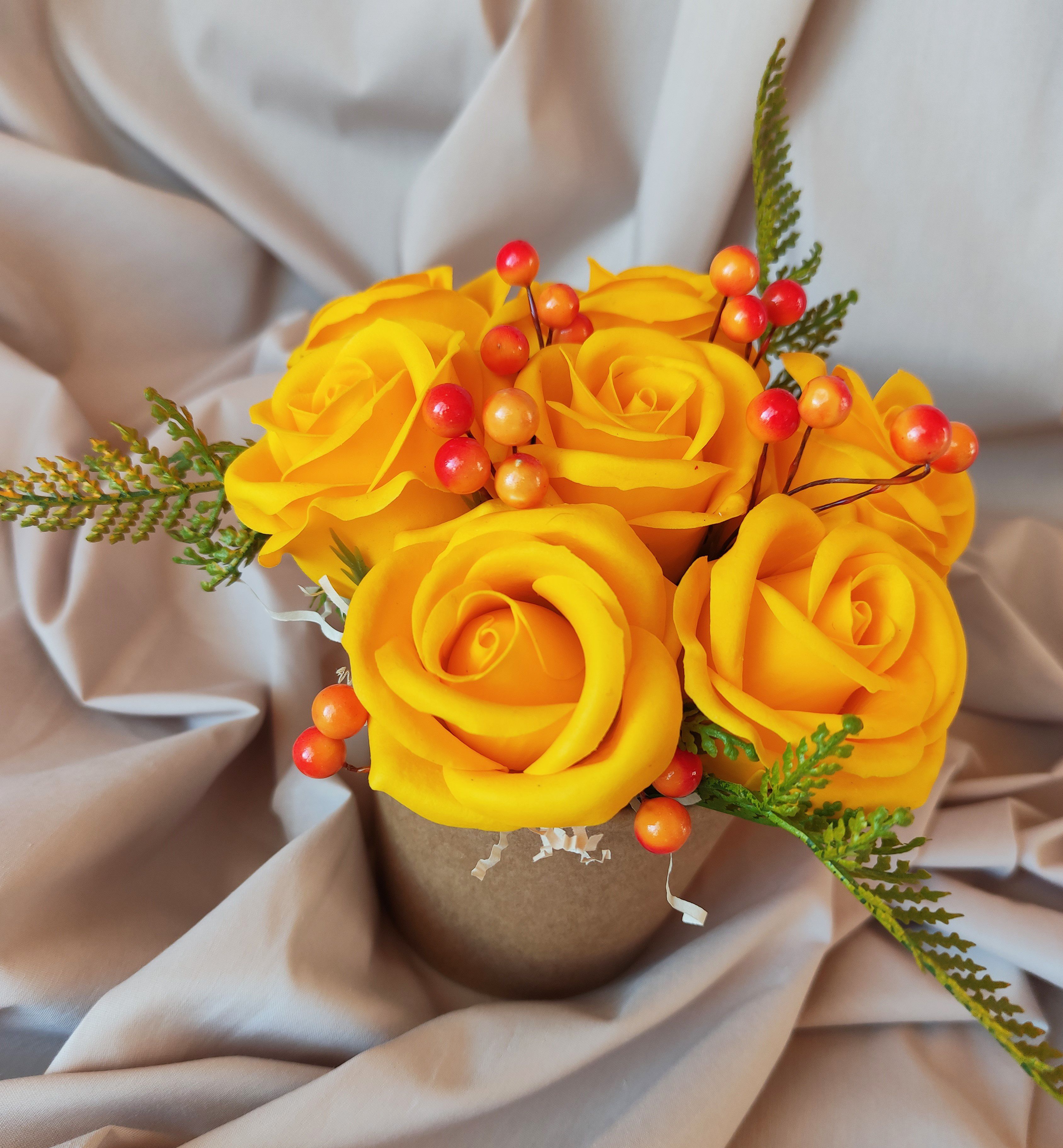 фото Мыльный букет из роз 7 штук чайные розы с ягодами milotto 4941