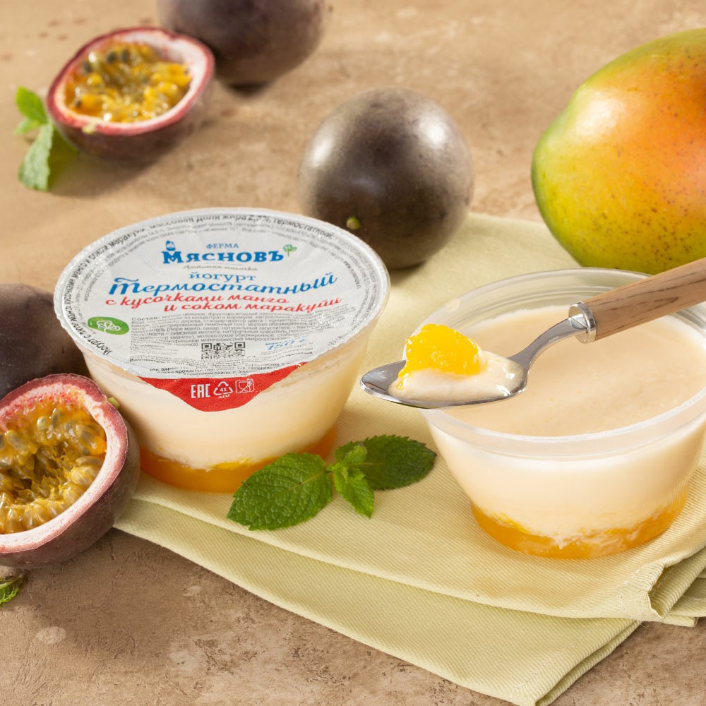 Йогурт МясновЪ ФЕРМА 2,5% термостатный с пюре манго, кусочками манго и соком маракуйи 150г