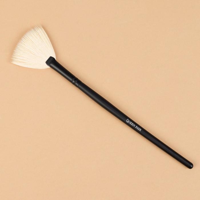 Кисть для макияжа Queen fair веерная в чехле 20 см цвет чрный queen fair кисть для макияжа premium brush